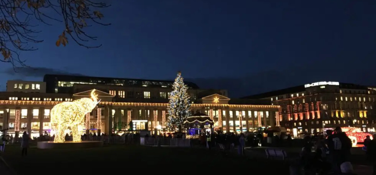 Jahresrückblick 20219 Blick auf den weihnachtlich geschmückten Königsbau in Stuttgart