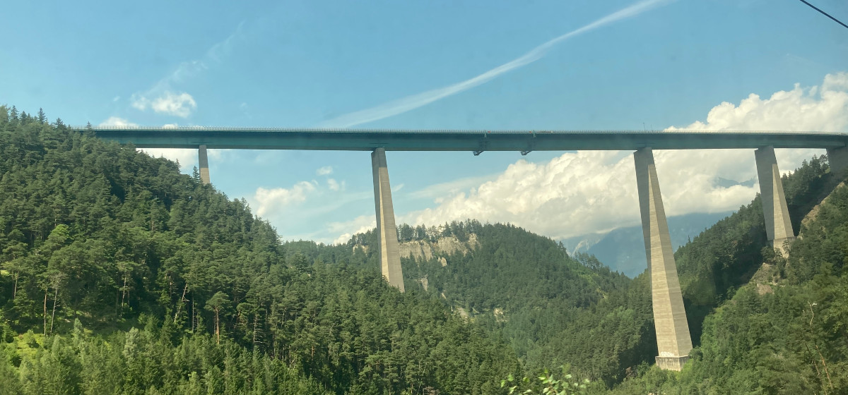 Führung auf Distanz Brücke über ein weites Tal