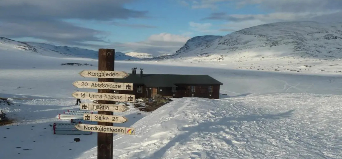 Gute Fuehrung Wegweiser im Schnee in schwedisch Lappland