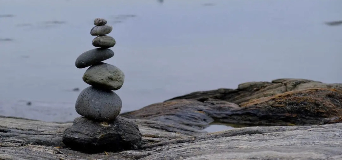 Mindfulness für Führungskräfte Steinmännchen am Seeufer