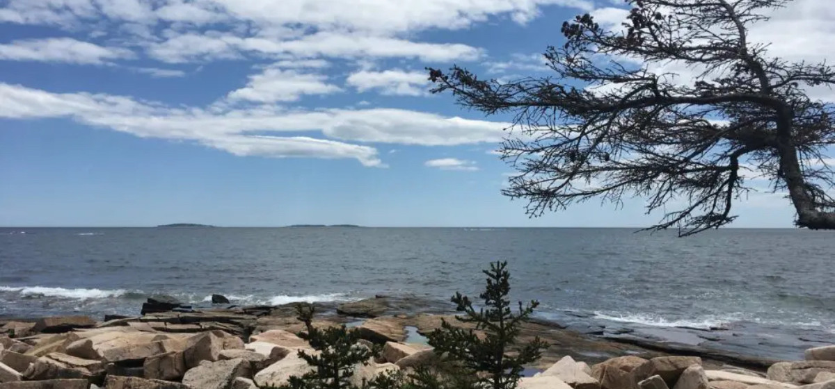 Mindfulness Tipps Blick aufs Meer an einer Steinküste