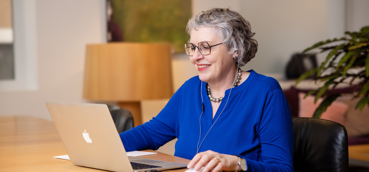 Mitarbeitergespräch Birgit Nüchter vor Laptop in Videokonferenu