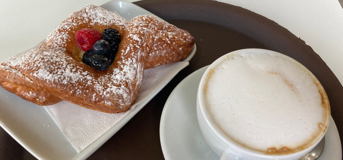 Sommerpause Cappuccino und süsses Stückchen