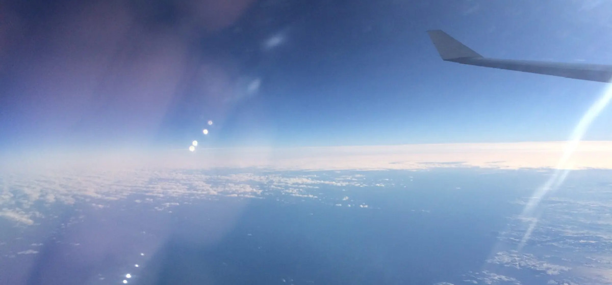 Vertrauen - Bild vom Flugzeugflügel im Himmel