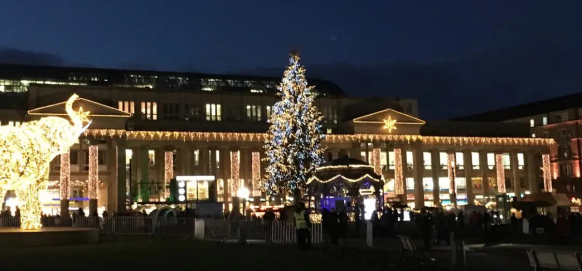 Frohe Weihnachten Festlich geschmücktes Stuttgart