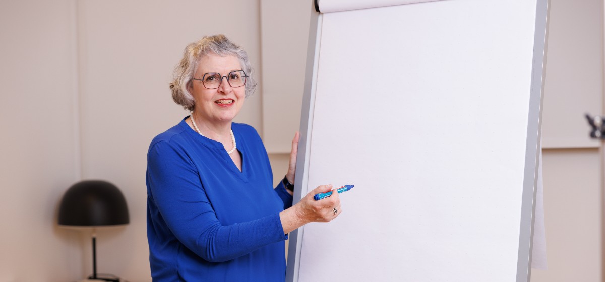 Führung lernen: Frau am Flipchart