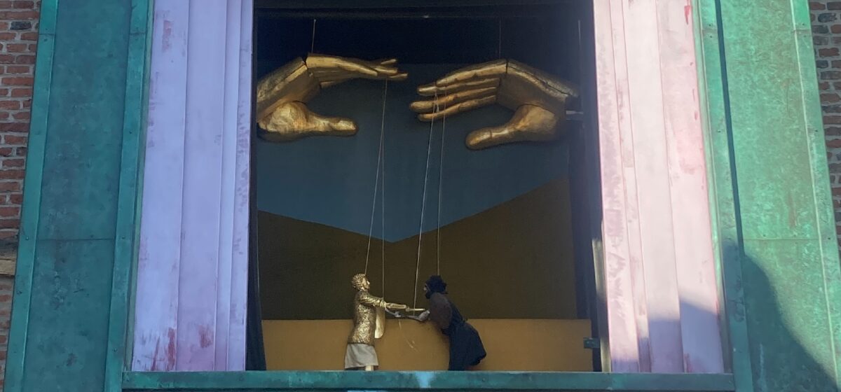 Neue Führungskraft: Bild einer Puppenspielszene