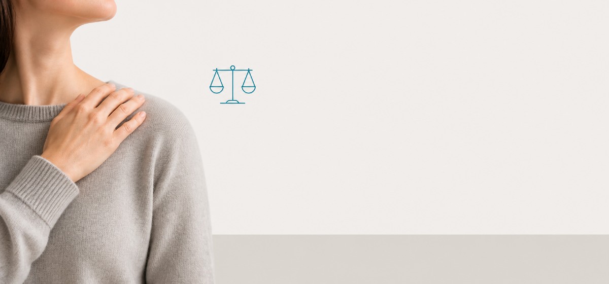 Ueberforderung im Job - Hand auf einer Schulter, Symbol einer Waage